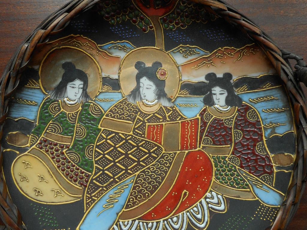 Assiette japonaise décorative dans monture ajourée, Verzamelen, Overige Verzamelen, Gebruikt, Ophalen of Verzenden