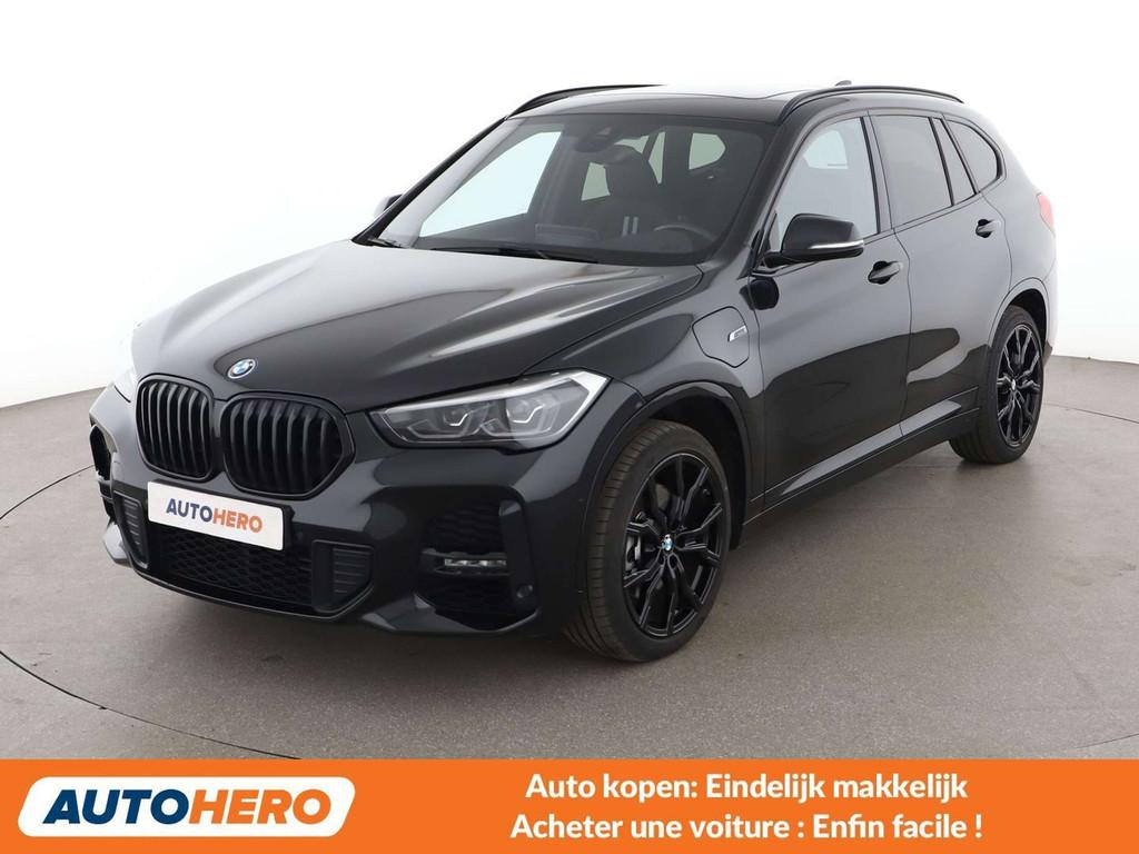 BMW X1 xDrive 25e M Sport (bj 2022, automaat), https://public.car-pass.be/vhr/8f4725b7-1687-440b-bef9-53ea740af3e7, 1820 kg, Zwart