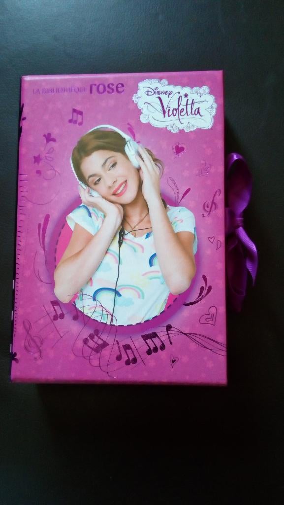 Un coffret de 3 livres violetta, Enfants & Bébés, Enlèvement ou Envoi