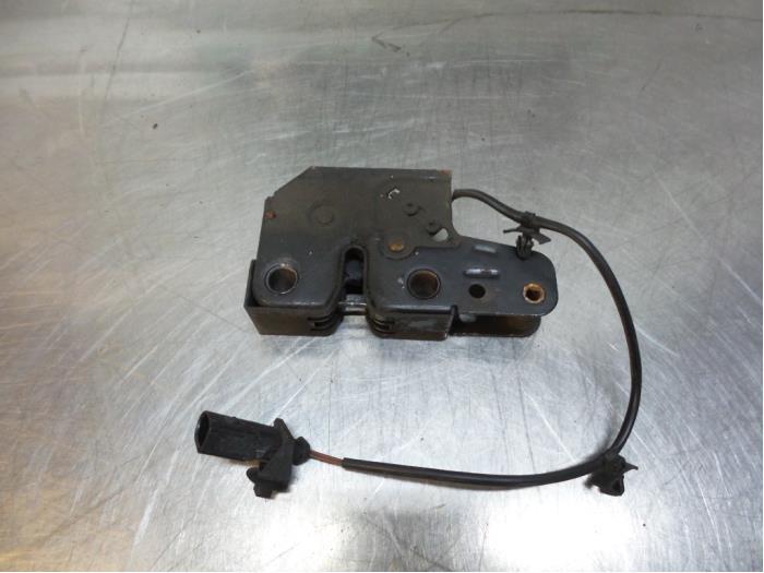 Mécanique de verrouillage capot d'un Volkswagen Polo (Polo, Autos : Pièces & Accessoires, Carrosserie & Tôlerie, Utilisé, 3 mois de garantie
