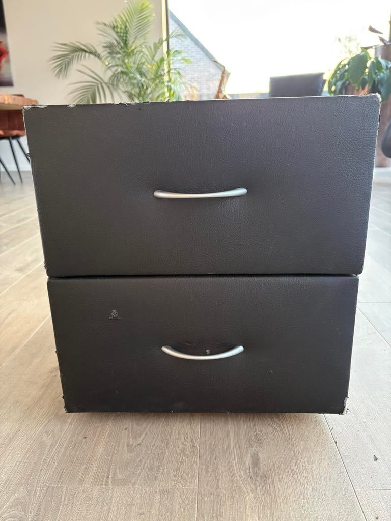 Gratis nachtkastjes-2 stuks, 1 of 2 laden, Ophalen, Gebruikt