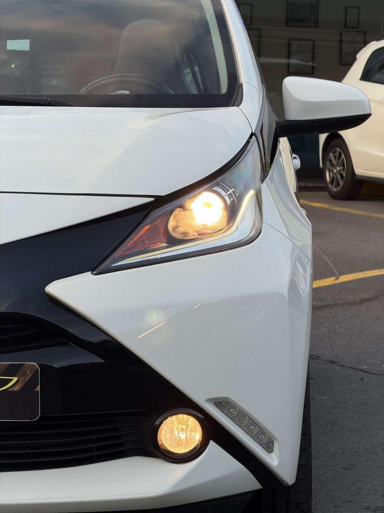 Toyota Aygo Aygo1.0i VVT-i* Boîte auto*NAVI+CAMERA*CUIR*BT*, Auto's, Toyota, 4 zetels, Gebruikt, Electronic Stability Program (ESP)