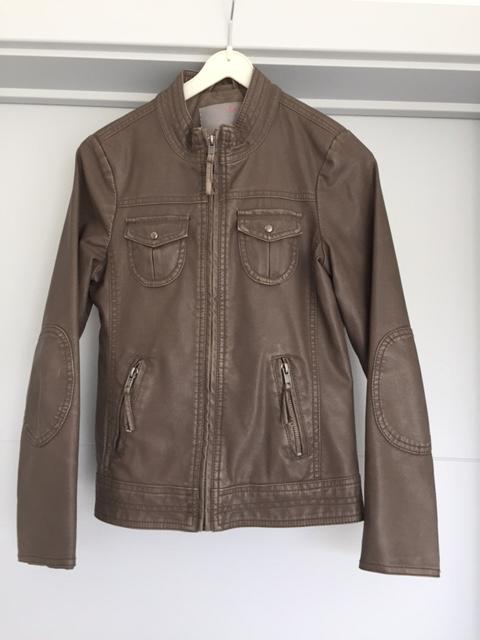 Sportief jasje in imitatieleder 134, Meisje, Ophalen of Verzenden, Zo goed als nieuw, JBC.