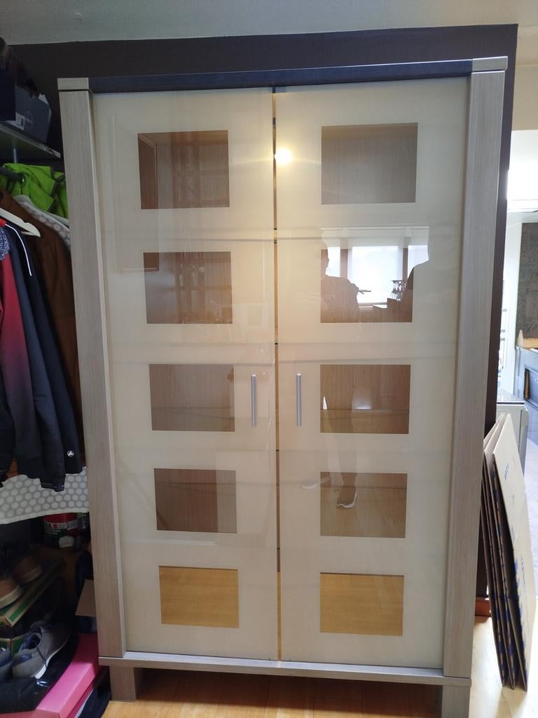 Vitrinekast met glazen deuren en verlichting, Huis en Inrichting, Kasten | Vitrinekasten, Ophalen, Met deur(en), 100 tot 150 cm