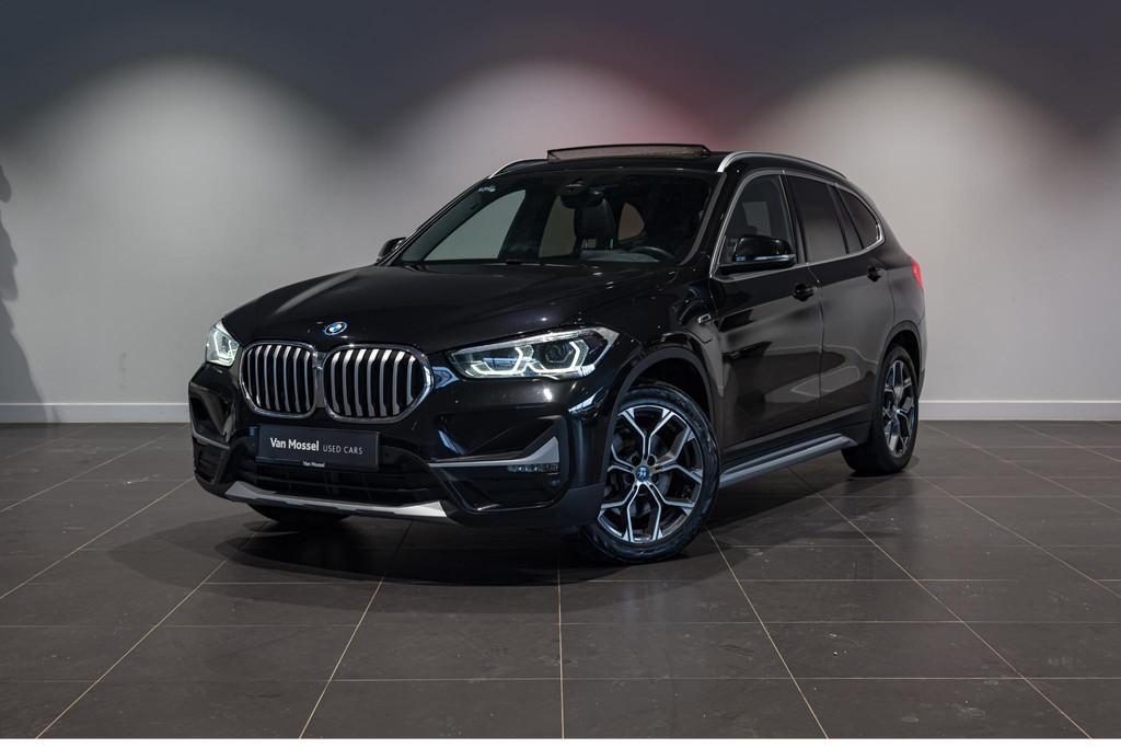 BMW X1 xDrive25e | LED | X-Line | Camera | Pano dak |, Auto's, BMW, Stof, Gebruikt, 750 kg, 1820 kg