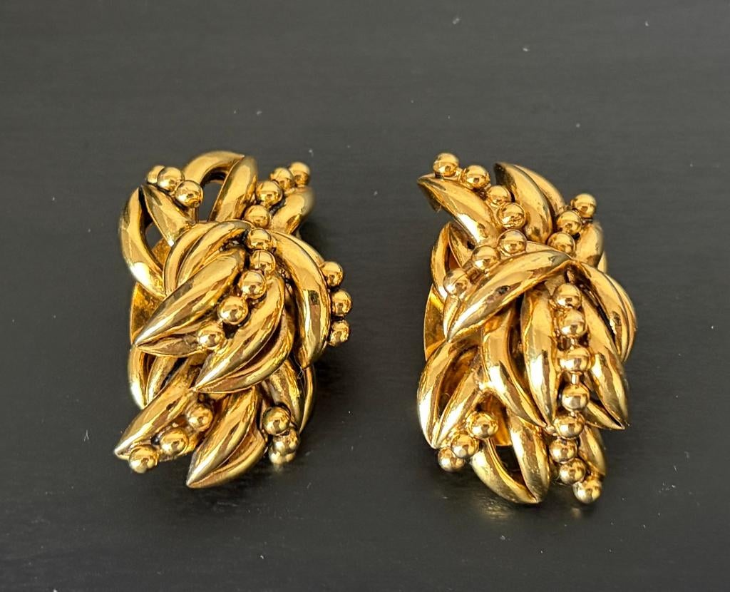 Vintage Circa 1970 Boucle d'oreille solitaire en or 14k ornée