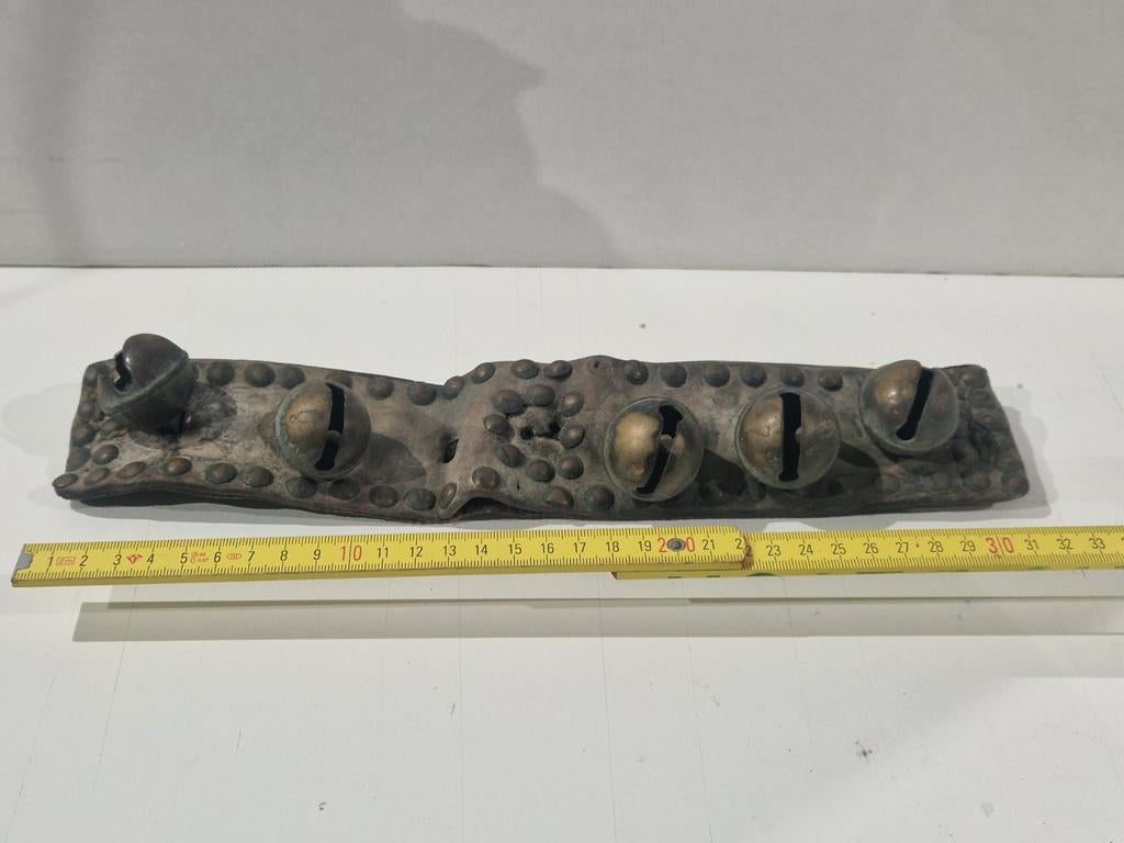 Slee halsband bellen op zware lederen riem, Antiek en Kunst, Antiek | Brons en Koper, Ophalen of Verzenden