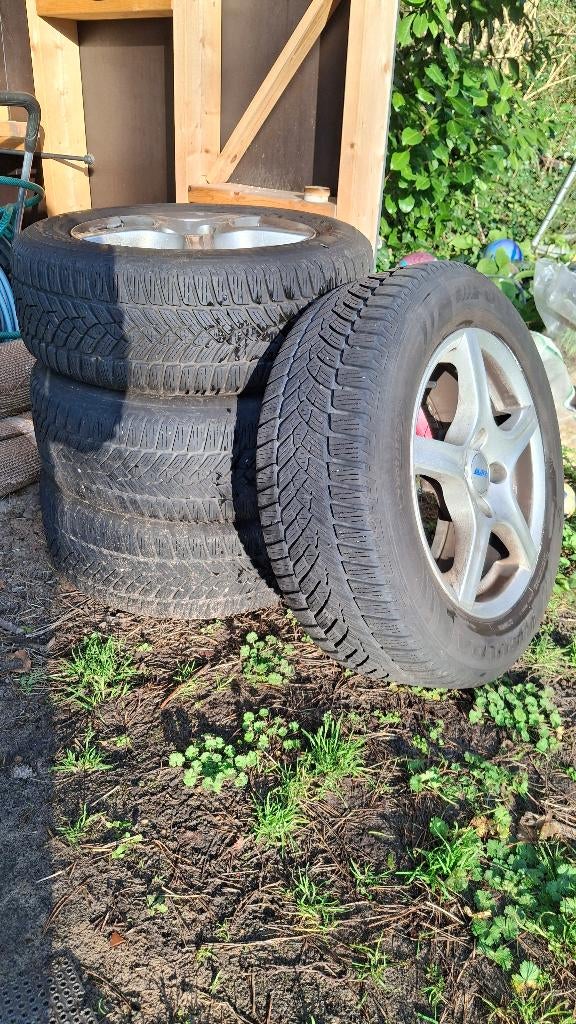 Winterbanden op velg - Fulda 215 60R16, Auto-onderdelen, Banden en Velgen, Ophalen, Banden en Velgen, Winterbanden, Personenwagen