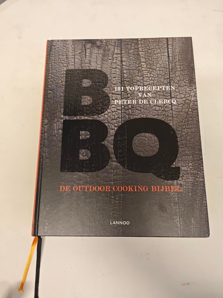 Peter De Clercq - BBQ de outdoor cooking bijbel, Boeken, Kookboeken, Ophalen of Verzenden