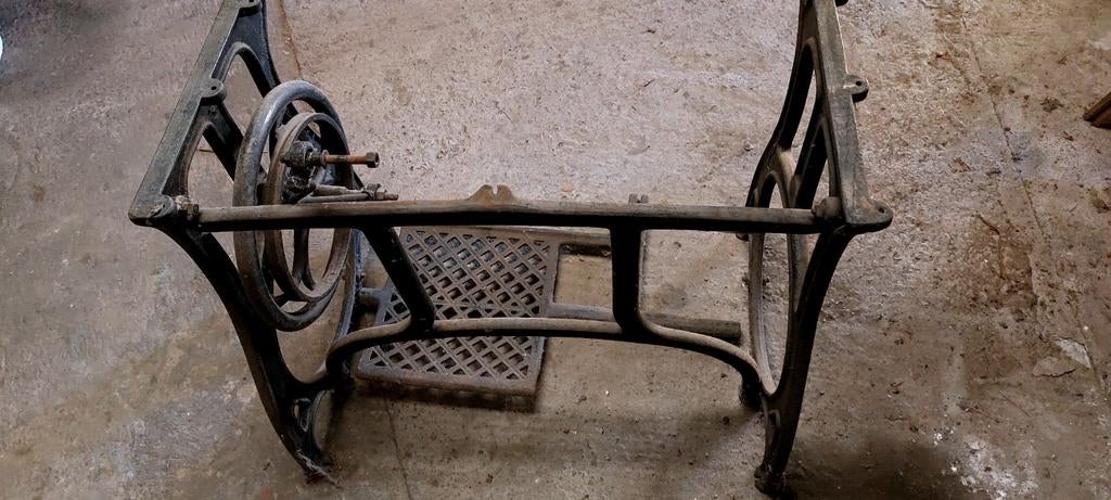 onderstel van naaimachine., Ophalen