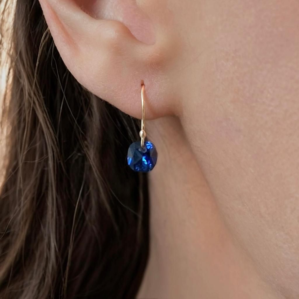 Oorbellen saffier goud 9K, Handtassen en Accessoires, Oorbellen, Hangers, Blauw, Nieuw, Ophalen of Verzenden