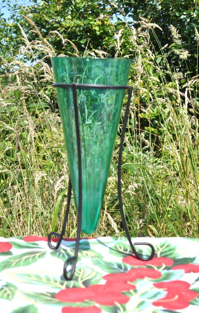 vase conique en verre vert sur pied metal, Maison & Meubles, Enlèvement ou Envoi, Comme neuf, Vert, Verre