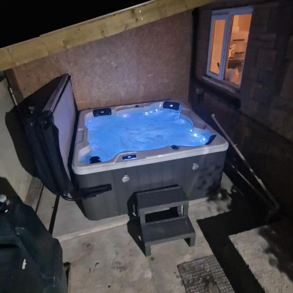 Zuinigste 4-persoon jacuzzi met warmtepomp tot-80% besparing, Ophalen of Verzenden, Nieuw