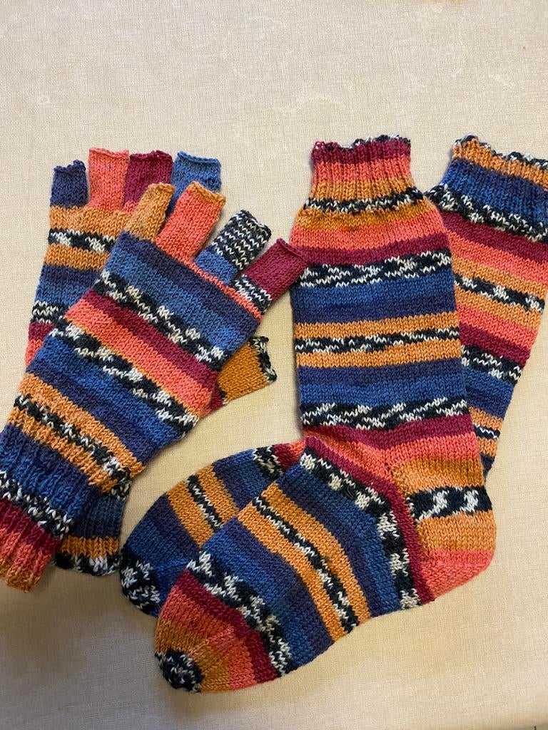 Kleurrijke sokken en vingerloze handschoenen, Ophalen of Verzenden, Nieuw