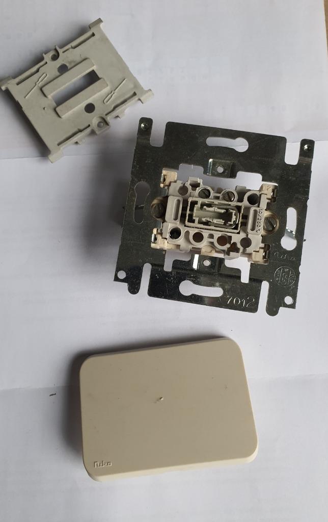Niko PR20 Bipolaire Schakelaar Cream 7012, Doe-het-zelf en Bouw, Elektriciteit en Kabels, Ophalen of Verzenden, Gebruikt, Schakelaar