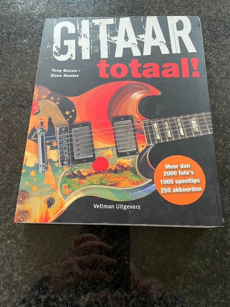 Boek " Gitaar totaal" van Tony Bacon, Instrument, Tony Bacon, Ophalen of Verzenden, Zo goed als nieuw