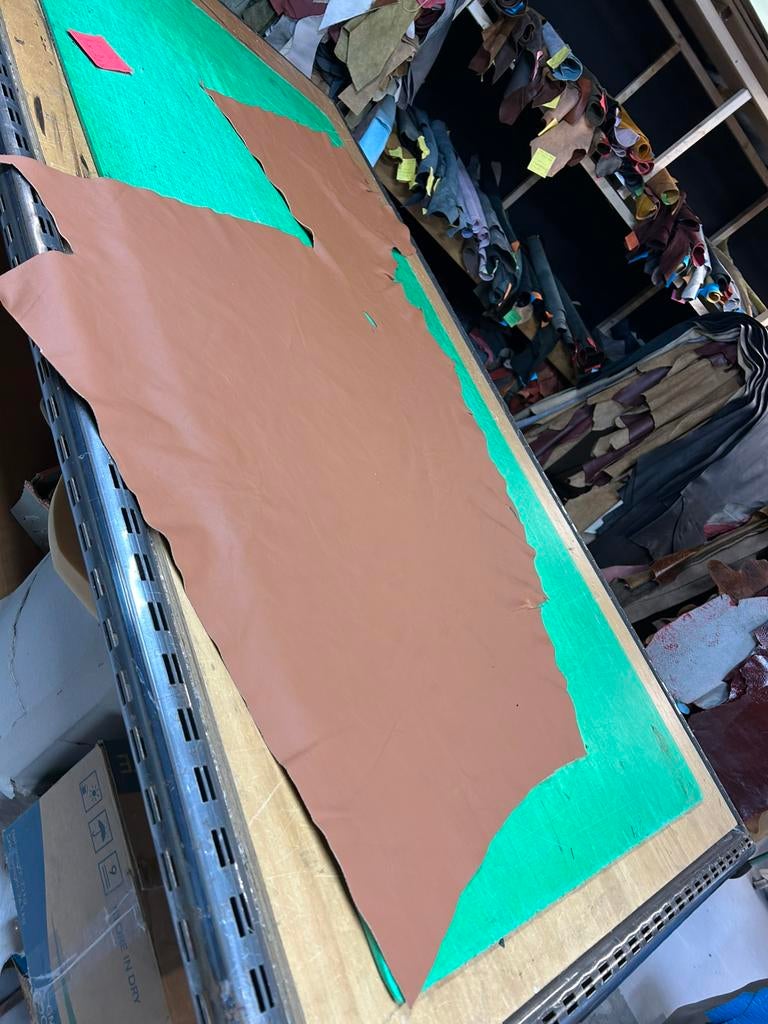 Rest bruin kleur leer lap 1.3 mm dik soepel&glad A-485, Hobby en Vrije tijd, Stoffen en Lappen, Ophalen of Verzenden, Zo goed als nieuw