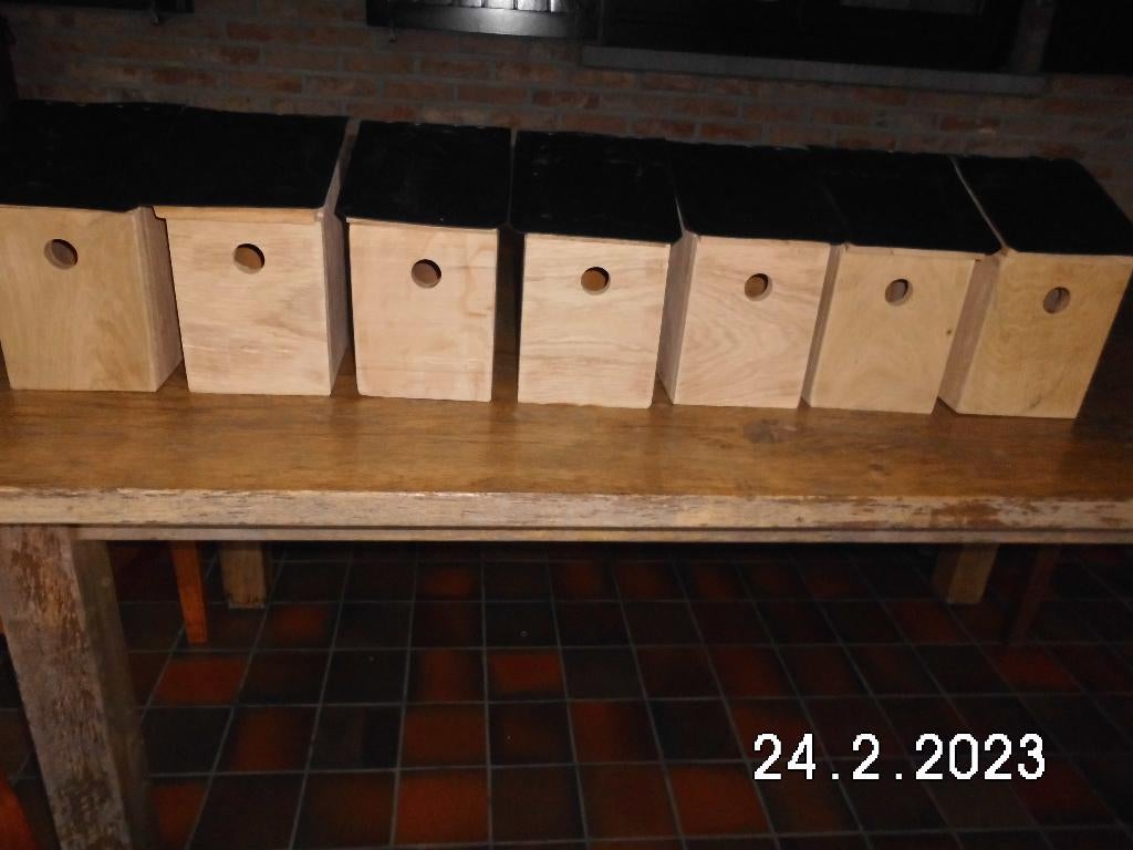 Nestkastjes in eik of padouck, Ophalen, Nieuw