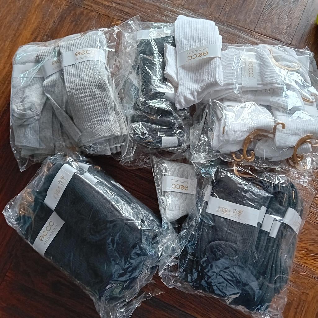 Grand lot d'environ 50 chaussettes, Neuf, Chaussettes et Chaussettes genoux, Enlèvement ou Envoi, Autres tailles