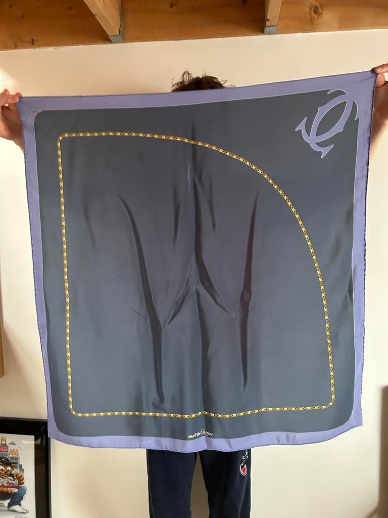 Zijden sjaal met Cartier-Must de Cartier-patroon, Ophalen of Verzenden, Gedragen