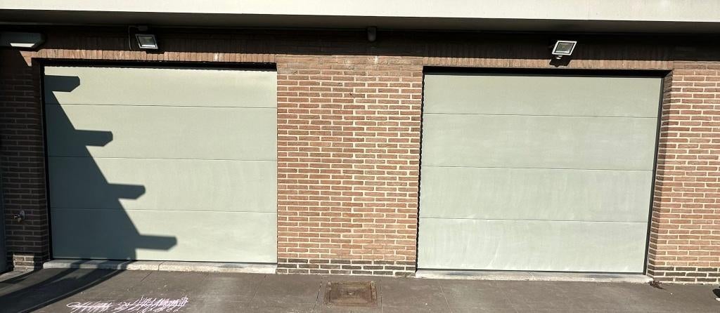 2 Sectionaalpoorten RAL 7023 (apart of samen aan te kopen), Ophalen, Gebruikt