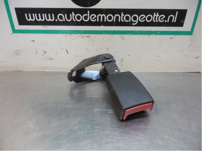 Insertion ceinture de sécurité arrière droite d'un BMW 7-, -, Utilisé, -, Enlèvement ou Envoi