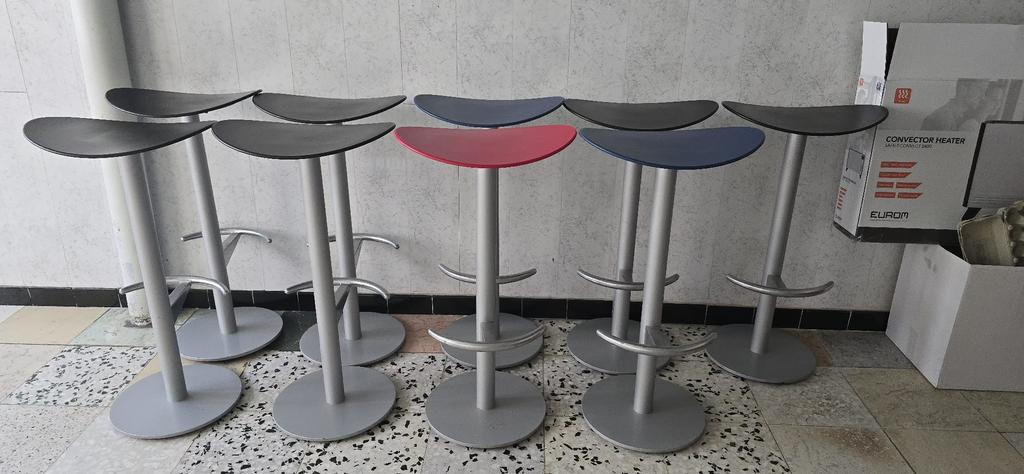 Moderne barkrukken met metalen voet en stevige zitting., Ophalen of Verzenden, Zo goed als nieuw