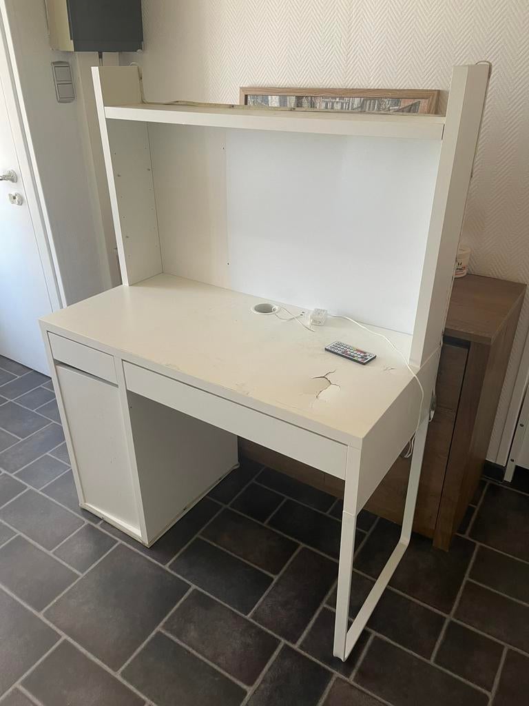 Bureau gratuit avec LED, Enlèvement, Comme neuf