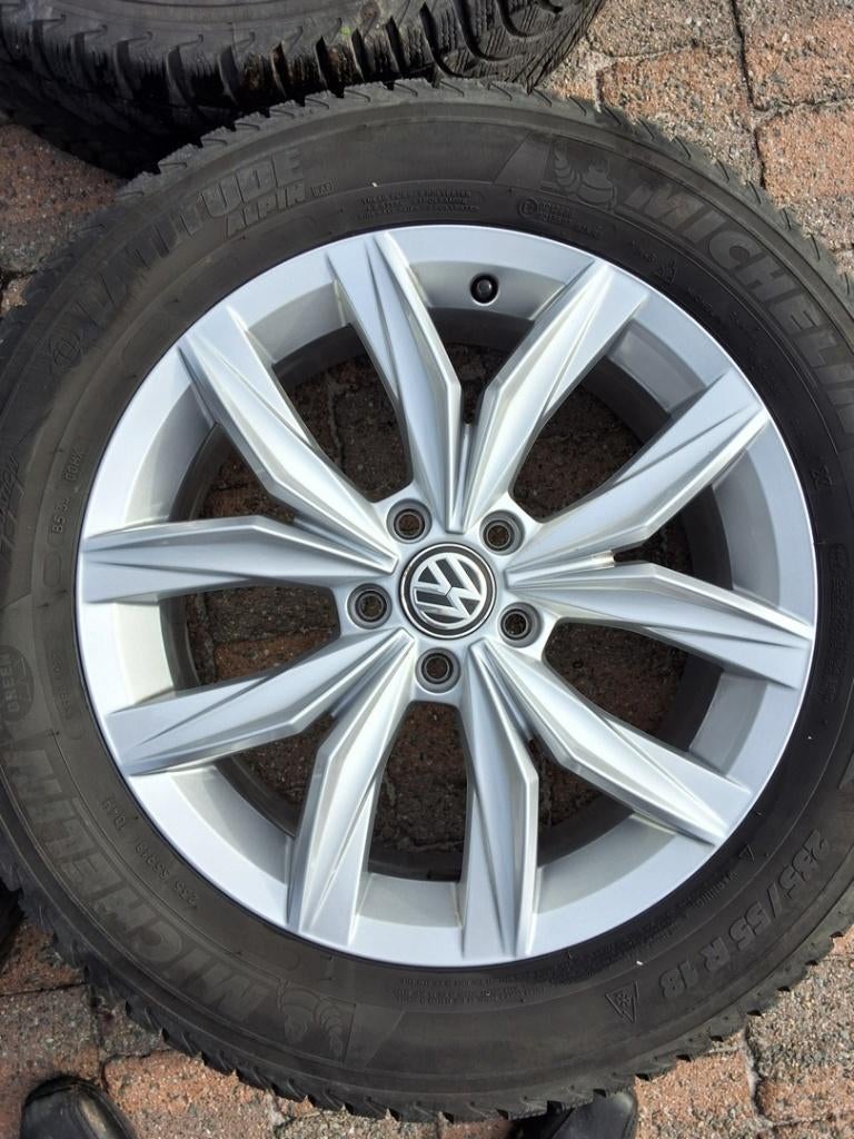 Pneus hiver 235/55R18 avec jantes origines VW, Autos : Pièces & Accessoires, Pneus hiver, Enlèvement, Pneu(s), 18 pouces
