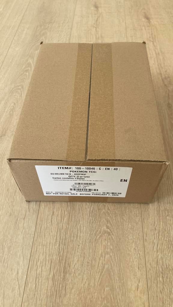 Prismatic evolutions mini tin display sealed case, Ophalen of Verzenden, Nieuw, Boosterbox