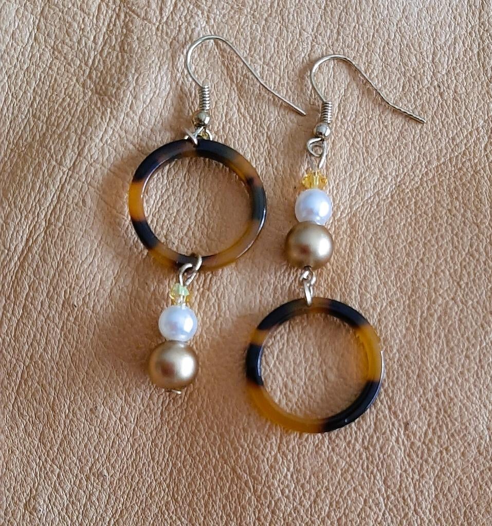 Te koop: Leuk bruine paar asymmetrische oorbellen, Handtassen en Accessoires, Oorbellen, Ophalen, Overige materialen, Hangers