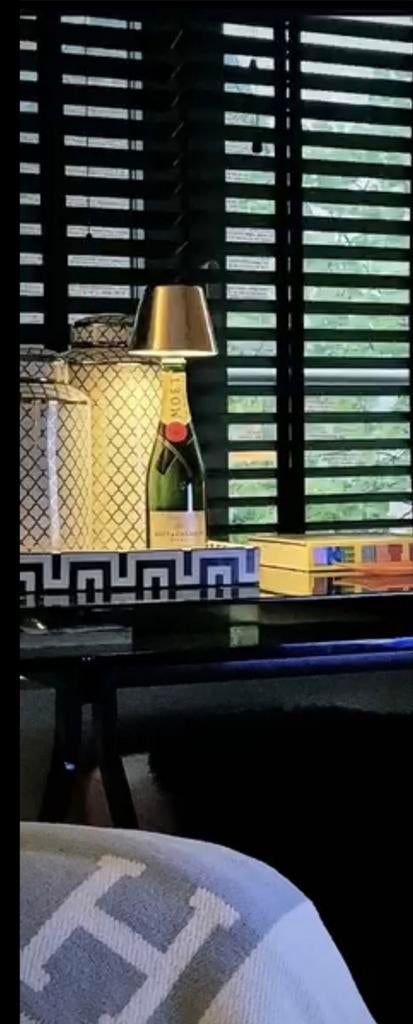 Jaloezieën mat zwart, Ophalen