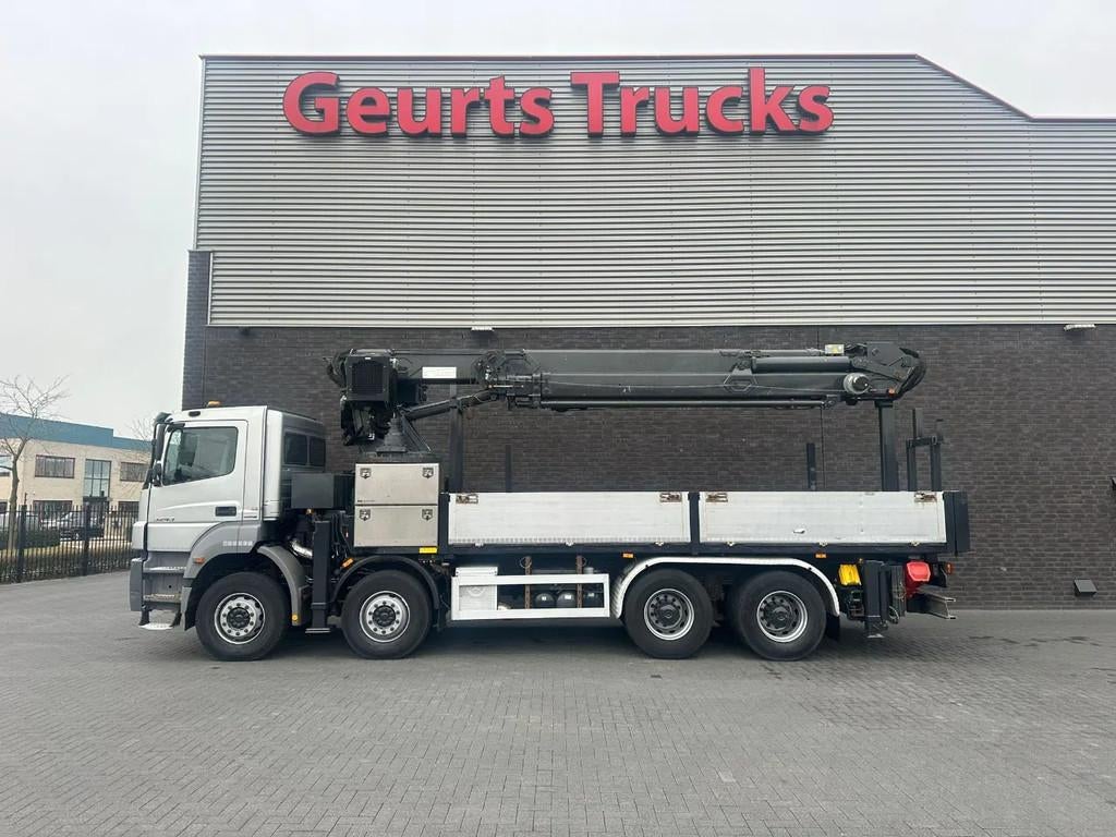 Mercedes-Benz Axor 3243 8X4 BB + MKG HMK 350 + JIB MONTAGEKR, Auto's, Vrachtwagens, Euro 5, Mercedes-Benz, Diesel, Zilver of Grijs