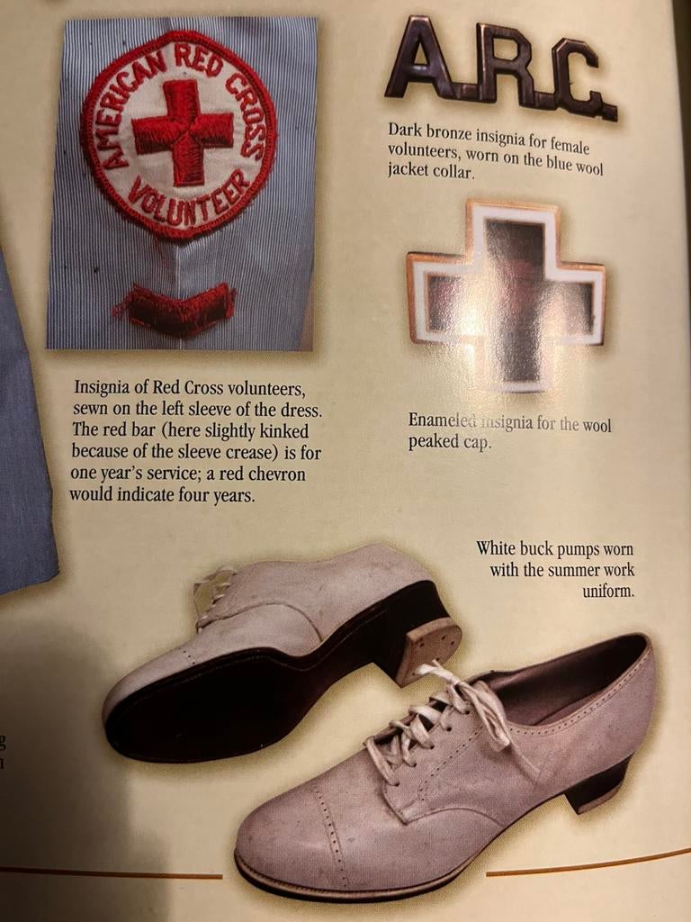 Gezocht witre pumps us medic red cross vollunteer  nurse, Verzenden