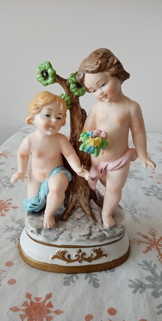 sculpture en biscuit de deux jeunes enfants, Antiquités & Art, Enlèvement ou Envoi