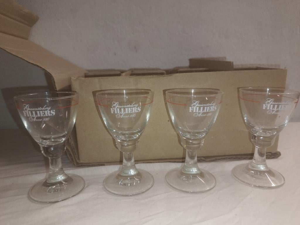 12 mooie Filiers jenever glaasjes in doos, Verzamelen, Glas en Drinkglazen, Ophalen