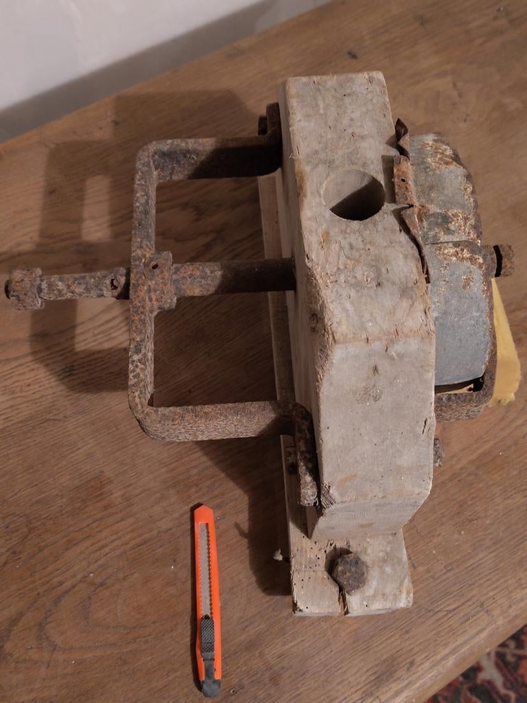 Antieke handgraanmolen, Ophalen