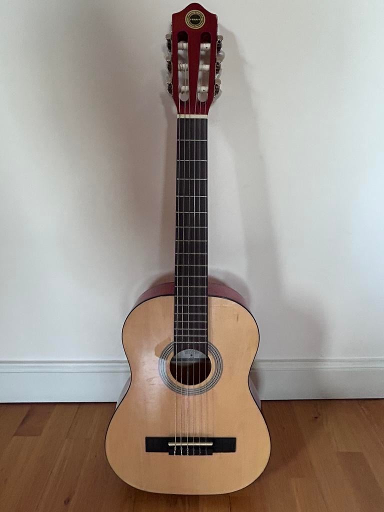 Guitare classique enfant 3/4 + housse + repose-pied, Musique & Instruments, Instruments à corde | Guitares | Acoustiques, Enlèvement