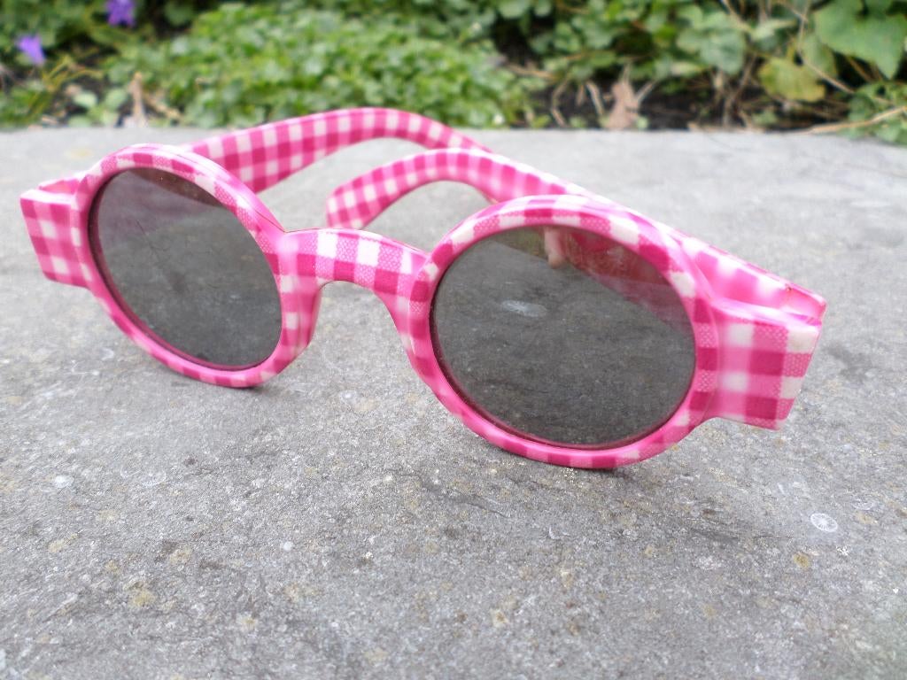 Lunettes de soleil enfants à carreaux rose blanc verres rond, Enlèvement ou Envoi, Utilisé, Rose, Lunettes de soleil