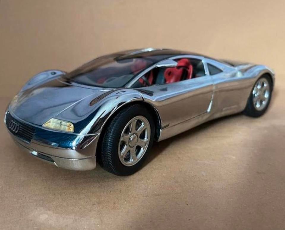 Te koop ‼️1:18‼️ AUDI AVUS chroom Edition klassieker, Ophalen of Verzenden, Zo goed als nieuw