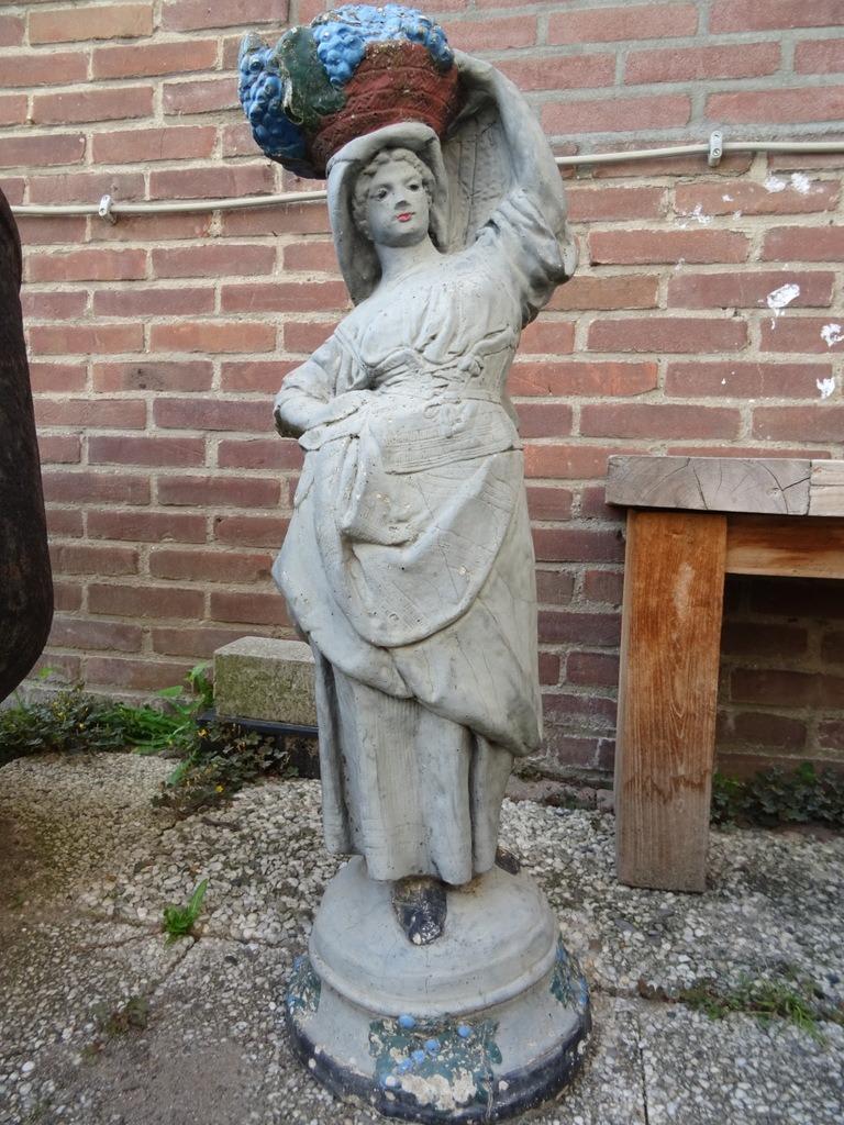 Grande statue femme avec panier à raisins 77cm Livraison, Jardin & Terrasse, Statues de jardin, Utilisé, Homme, Béton, Enlèvement