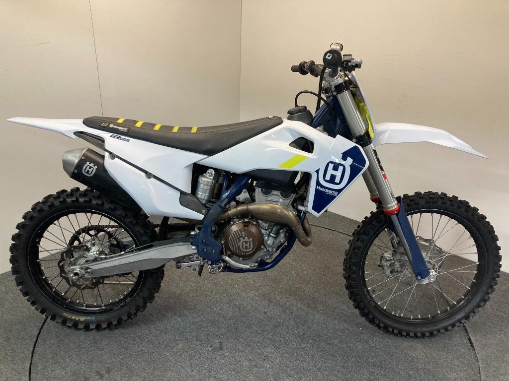 Vélos de cross Husqvarna FC 250 disponibles chez Leon Sagaer, Motos, Motos | Husqvarna, Entreprise, Moto de cross, 1 cylindre