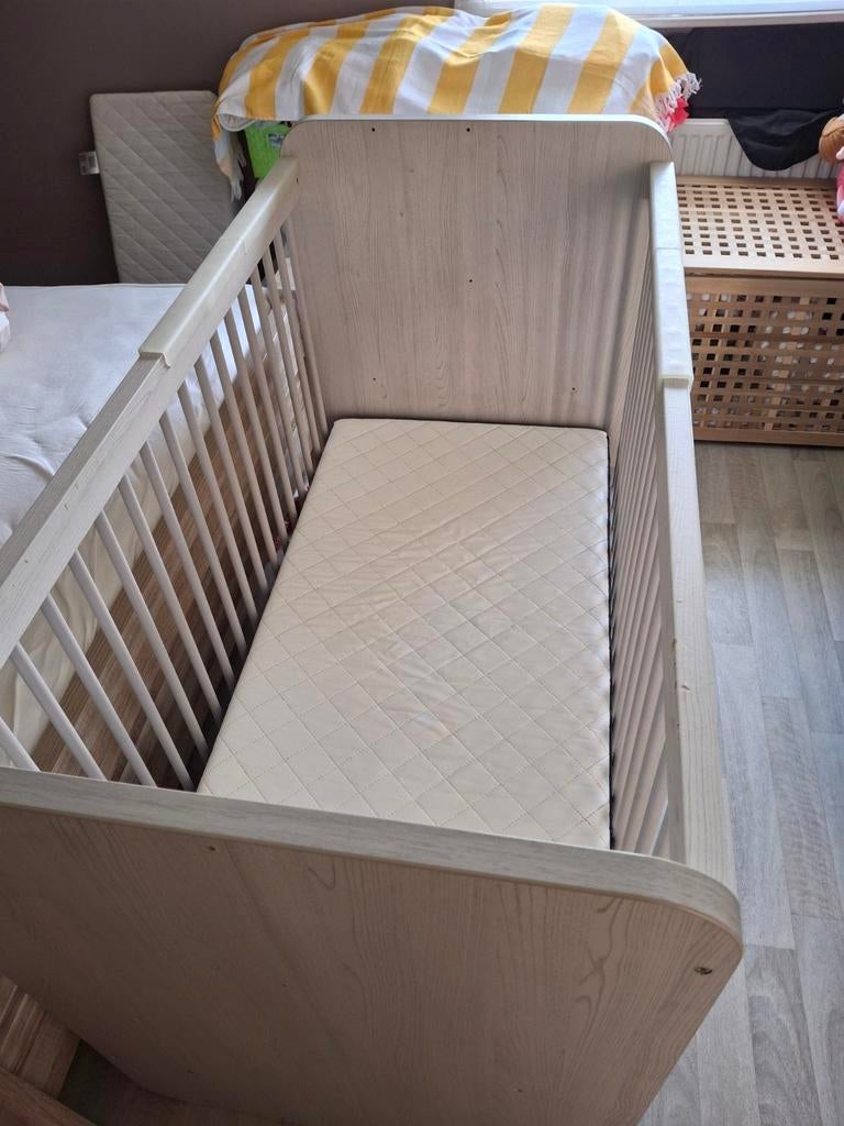 Babybed en matras, Kinderen en Baby's, Kinderkamer | Bedden, Gebruikt, Minder dan 140 cm, Minder dan 70 cm, Lattenbodem, Matras