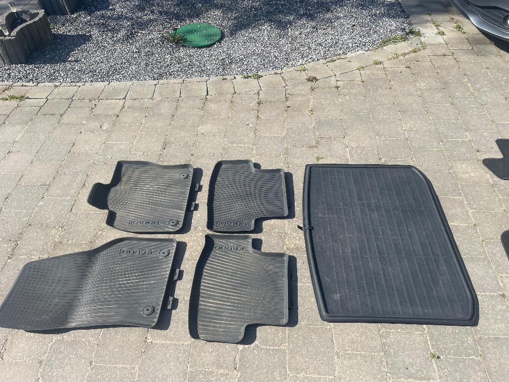 4 Tapis sol et 1 tapis coffre caoutchouc origine Skoda Karoq, Enlèvement, Utilisé