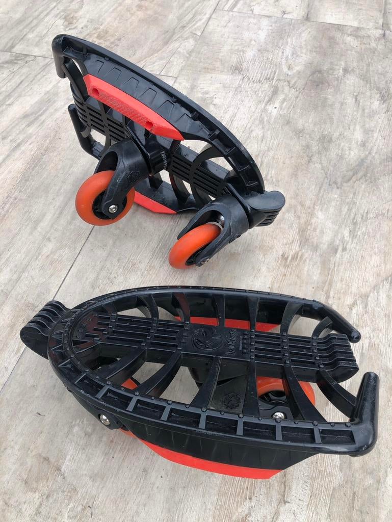 TWIN SKATES. PATINS DOUBLES. WAVEBOARD. New, Enlèvement ou Envoi, Neuf, Autres types