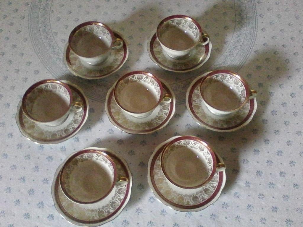 7 Theekopjes met schoteltjes van WAWEL made in Poland (Rood), Ophalen, Zo goed als nieuw, Porselein, Kop(pen) en/of Schotel(s)