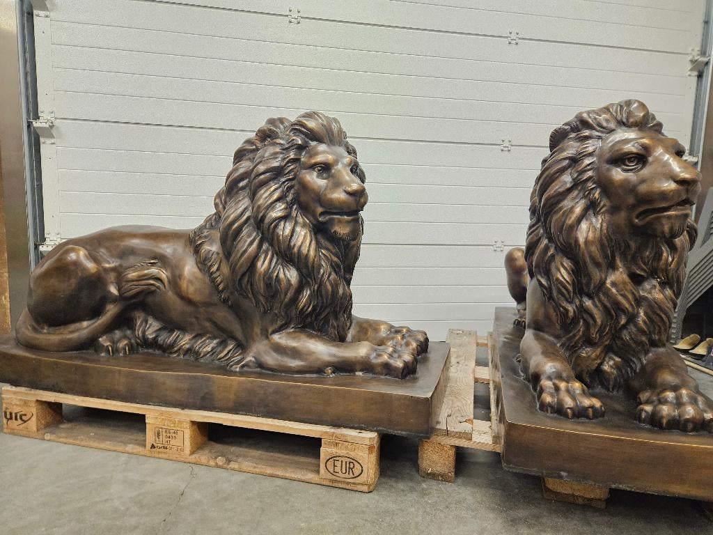 BRONZEN KOPPEL LIGGENDE EXCLUSIEVE LEEUWEN EN BETAALBAAR!!!, Ophalen of Verzenden, Nieuw, Overige materialen, Dierenbeeld