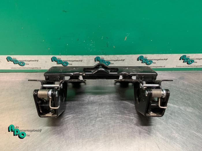 Charnière hayon d'un Renault Megane (Megane 2 02-), Renault, -, 3 mois de garantie, Utilisé