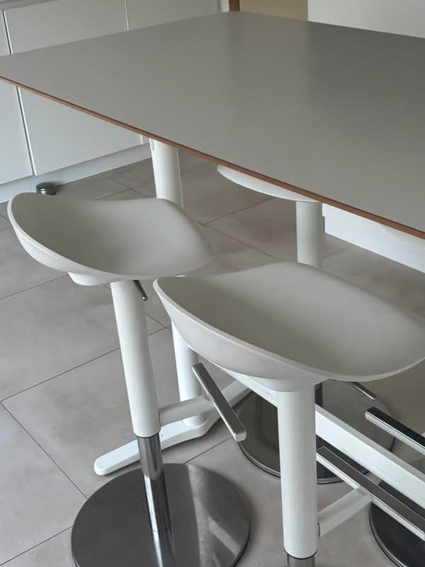 hoge tafel met 4 barstoelen, Ophalen, Zo goed als nieuw