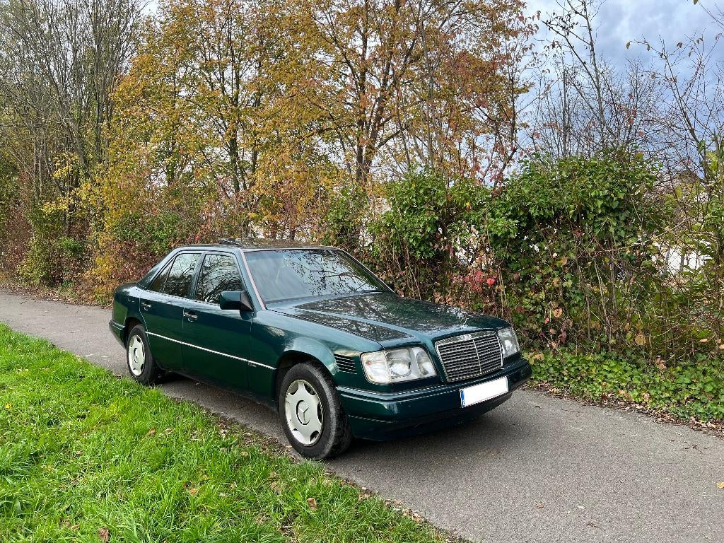 Diesel multisoupapes Mercedes E250 113 HP oldtimer, Autos, Achat, Boîte manuelle, Entretenue par le concessionnaire, Particulier